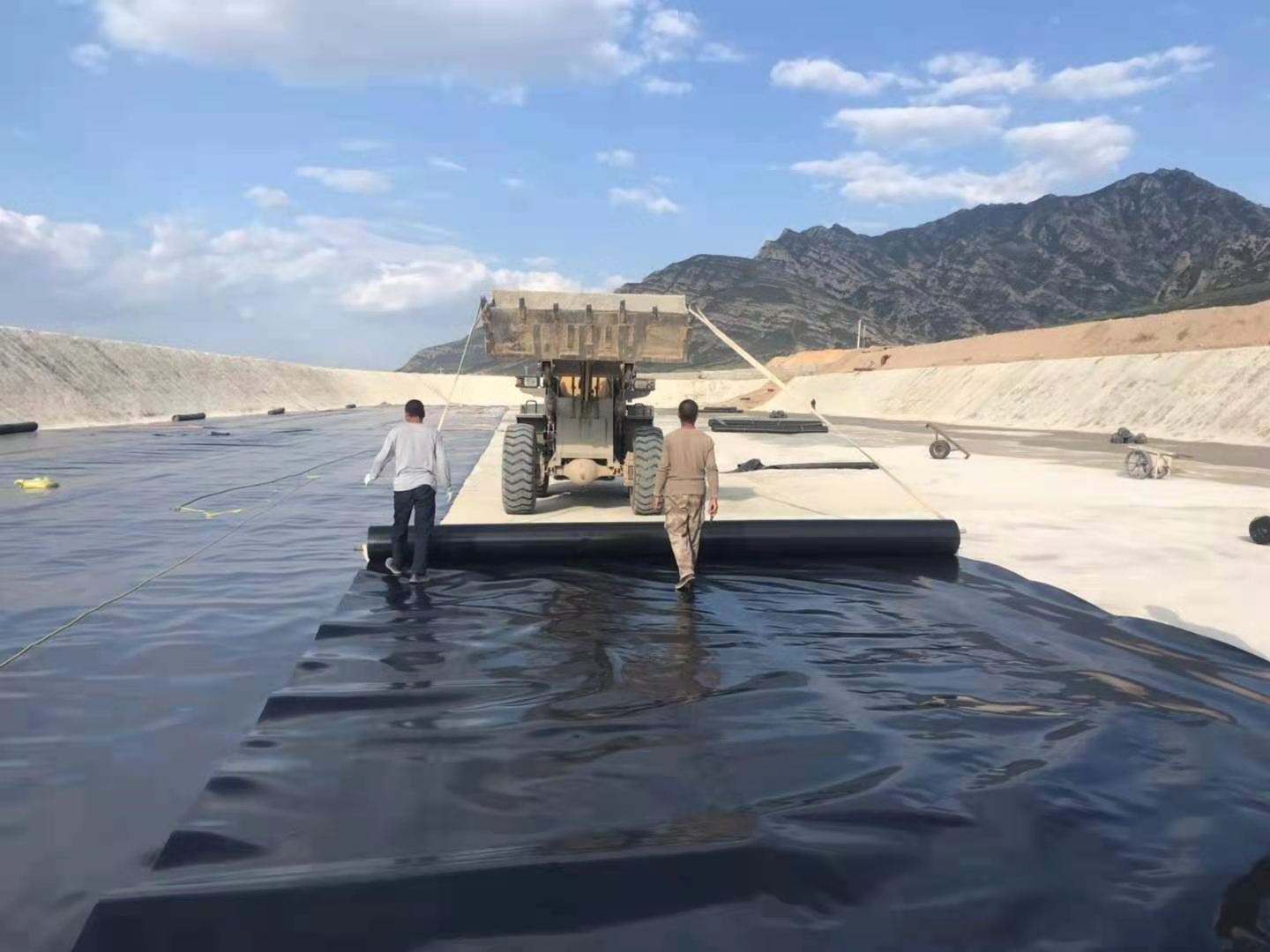 复合土工膜与基座和支撑层应压平贴合，避免架空，排除气泡，确保安全。