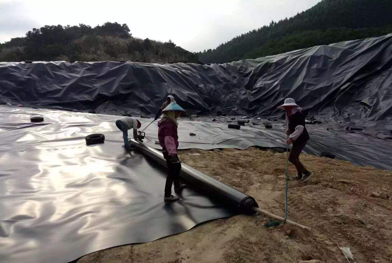 土工膜与垫层界面摩擦角越。つ诶υ酱。膜内拉力从坡脚开始逐渐增长，到坡顶锚固端达到最大值。