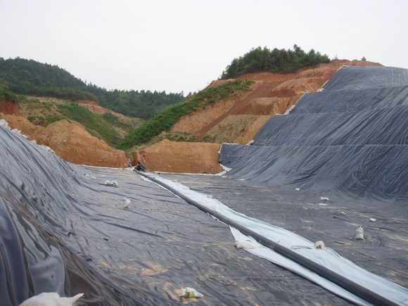 复合土工膜甩边操作比起黏合土工膜更易操作