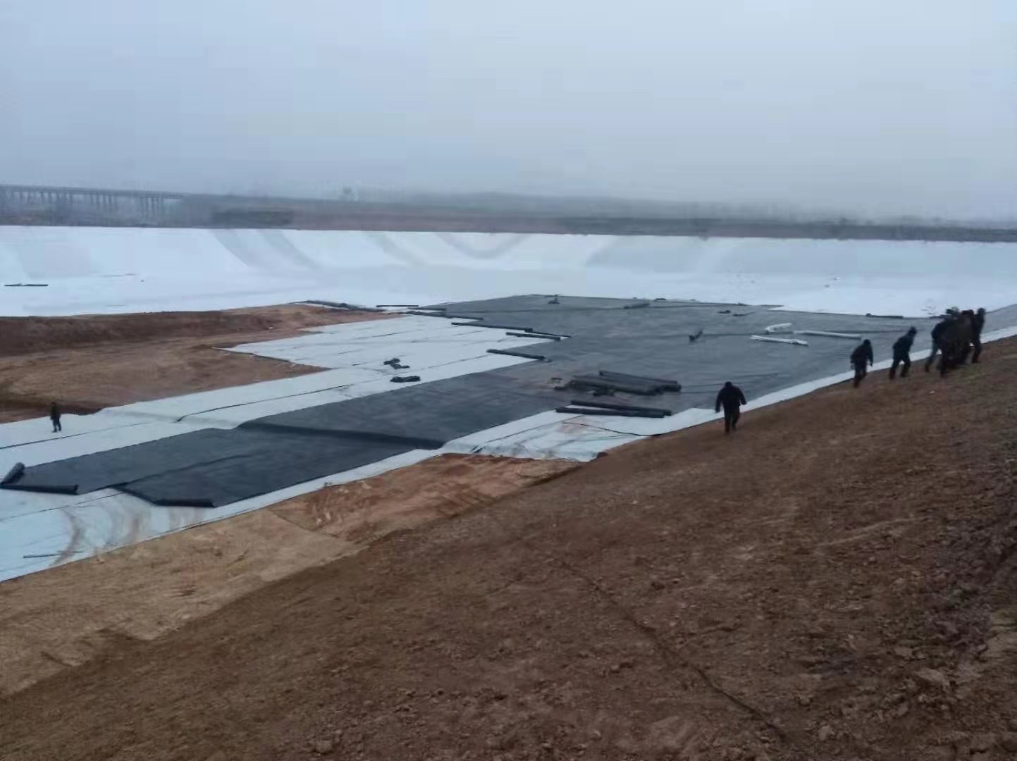 垃圾填埋场进行钠基膨润土(GCL)垫铺设要求