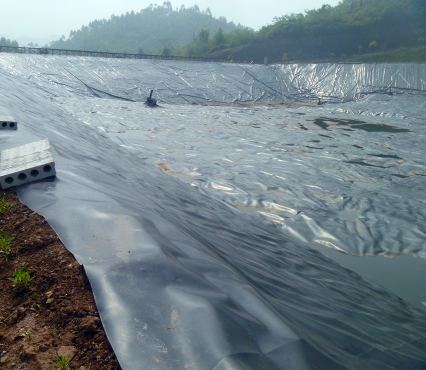 针对水库坝坡安全性调整土工膜铺设角度