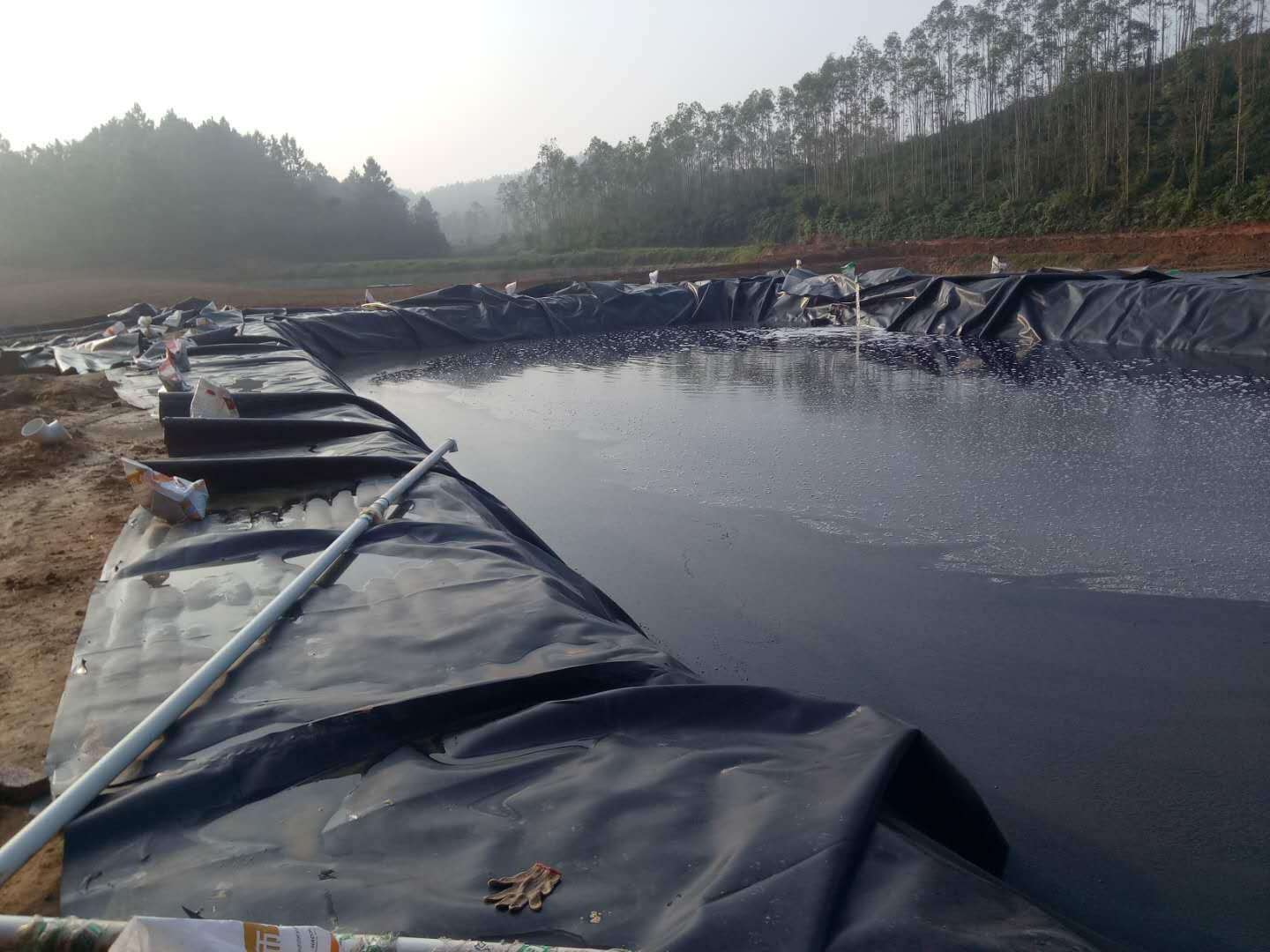 复合土工膜解决坝坡和库底防渗问题