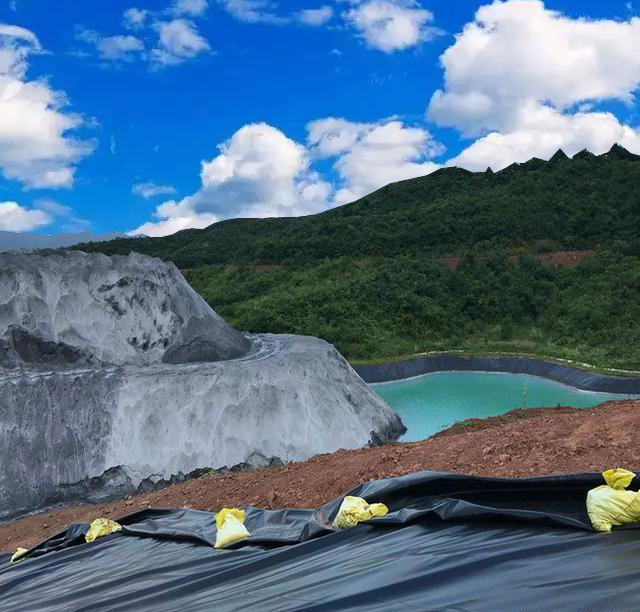 场地位于河漫滩的人工湖如何防止湖水渗漏？