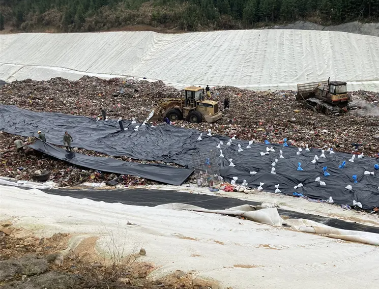 土工格栅和复合土工膜可以有效降低降水和地下水对路基的影响